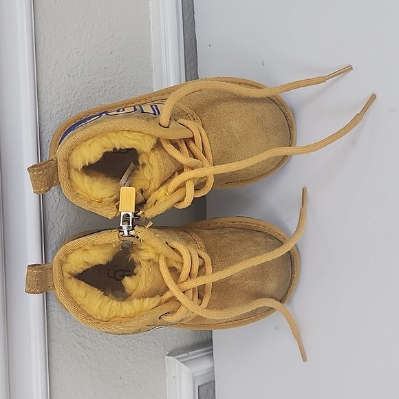 UGG Unidex Kids' Neumel Graphic Outline yellow ankle boots size 9 - Picture 6 of 10